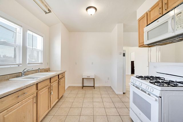 1140 W King Avenue, Tulare, CA 93274