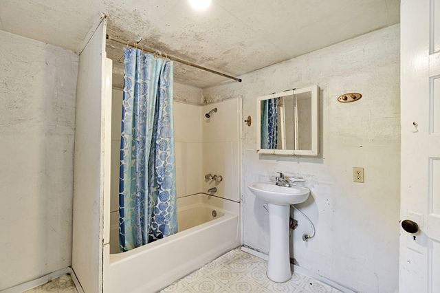 1140 W King Avenue, Tulare, CA 93274