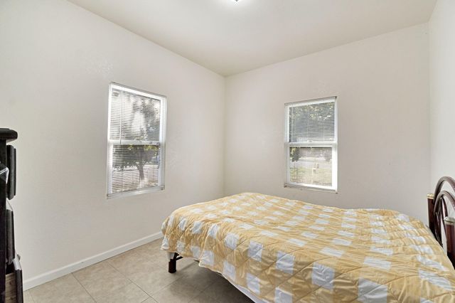 1140 W King Avenue, Tulare, CA 93274