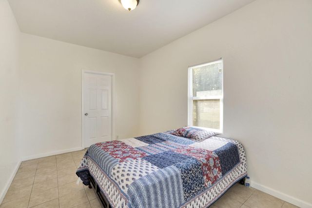 1140 W King Avenue, Tulare, CA 93274