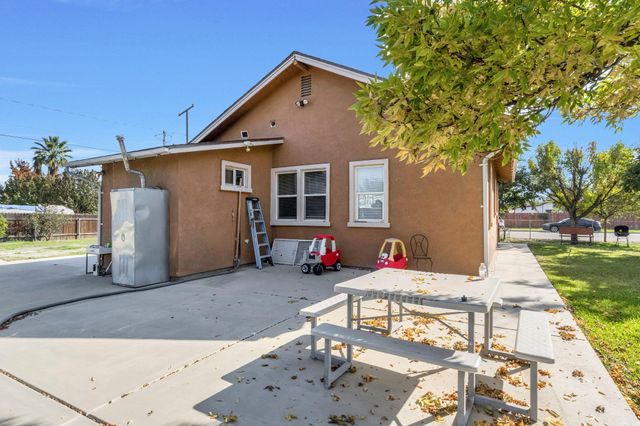 1140 W King Avenue, Tulare, CA 93274