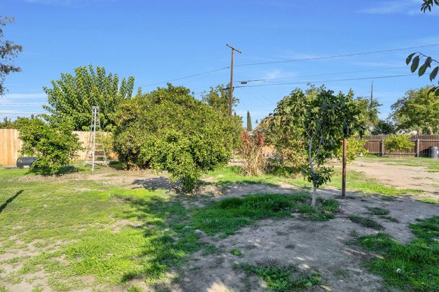 1140 W King Avenue, Tulare, CA 93274