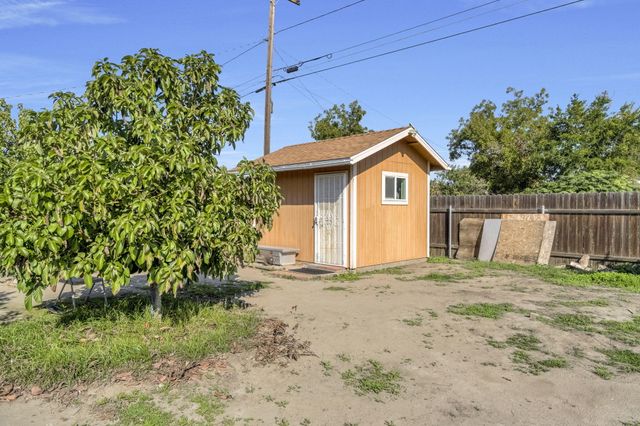 1140 W King Avenue, Tulare, CA 93274