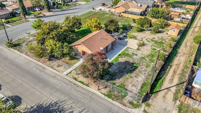 1140 W King Avenue, Tulare, CA 93274