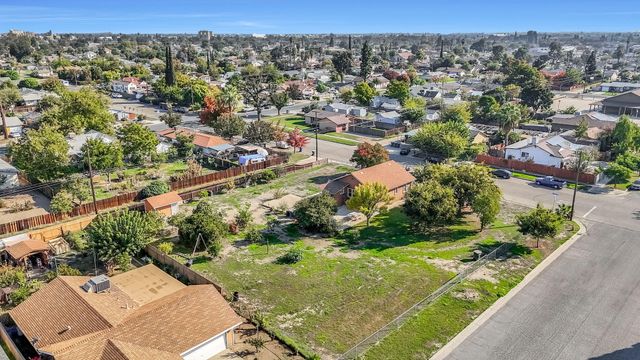 1140 W King Avenue, Tulare, CA 93274