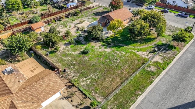 1140 W King Avenue, Tulare, CA 93274