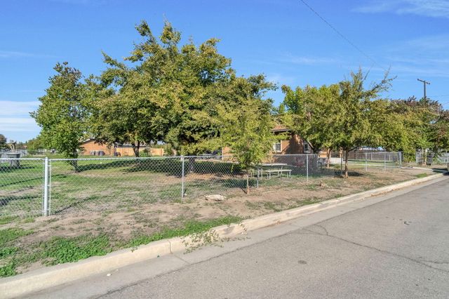 1140 W King Avenue, Tulare, CA 93274