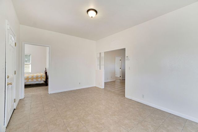 1140 W King Avenue, Tulare, CA 93274