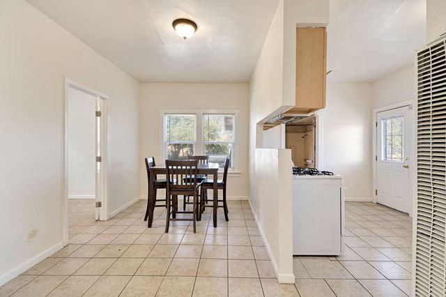 1140 W King Avenue, Tulare, CA 93274