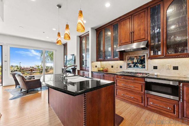 7157 Fay Ave, La Jolla, CA 92037