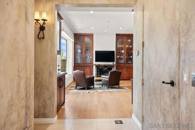 7157 Fay Ave, La Jolla, CA 92037