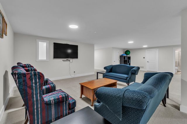 628 Pine Circle, Ann Arbor, MI 48105
