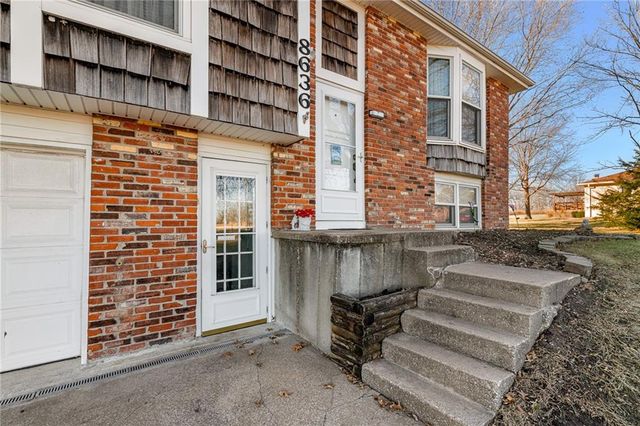 8636 Cedar Niles Road, Lenexa, KS 66227