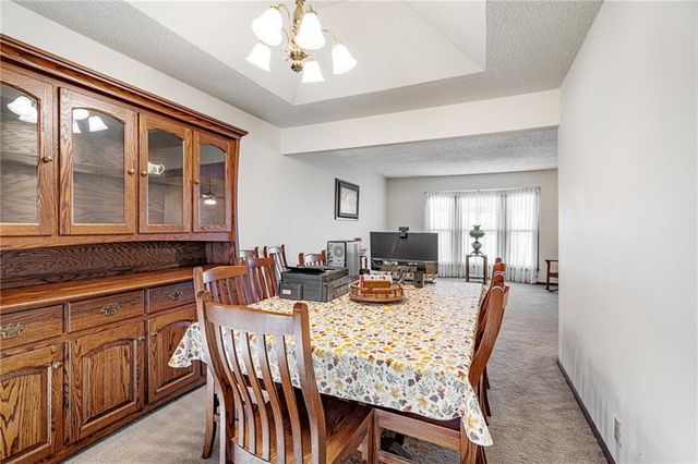 8636 Cedar Niles Road, Lenexa, KS 66227