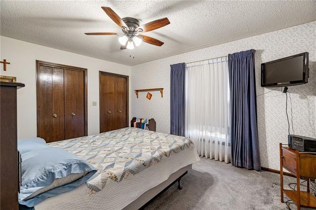 8636 Cedar Niles Road, Lenexa, KS 66227