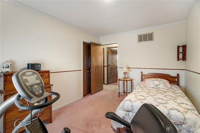 8636 Cedar Niles Road, Lenexa, KS 66227