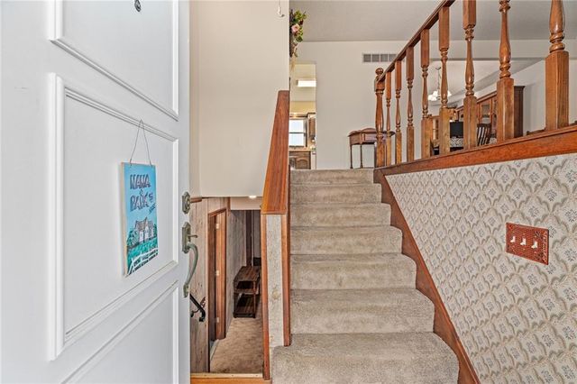 8636 Cedar Niles Road, Lenexa, KS 66227