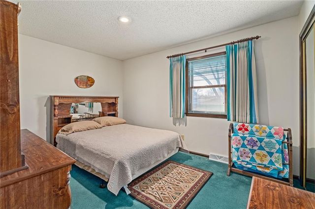 8636 Cedar Niles Road, Lenexa, KS 66227