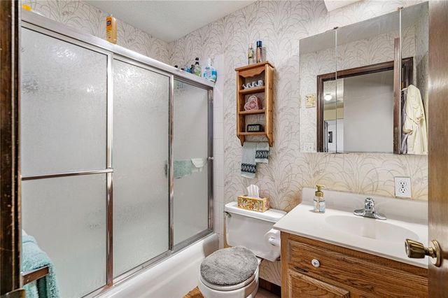 8636 Cedar Niles Road, Lenexa, KS 66227