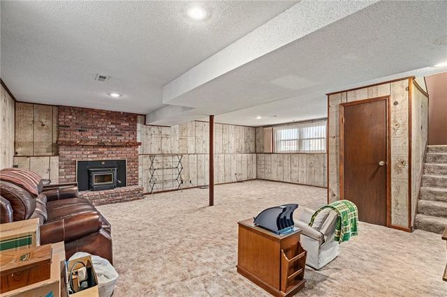 8636 Cedar Niles Road, Lenexa, KS 66227