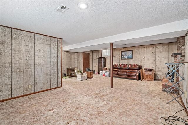 8636 Cedar Niles Road, Lenexa, KS 66227