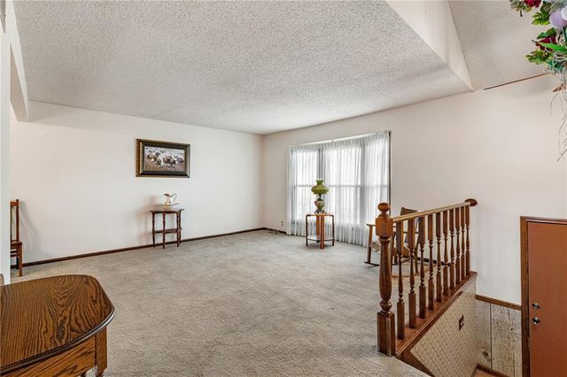 8636 Cedar Niles Road, Lenexa, KS 66227