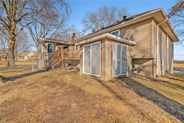 8636 Cedar Niles Road, Lenexa, KS 66227