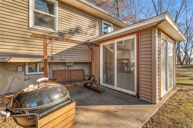 8636 Cedar Niles Road, Lenexa, KS 66227
