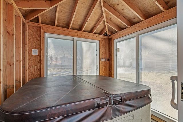 8636 Cedar Niles Road, Lenexa, KS 66227