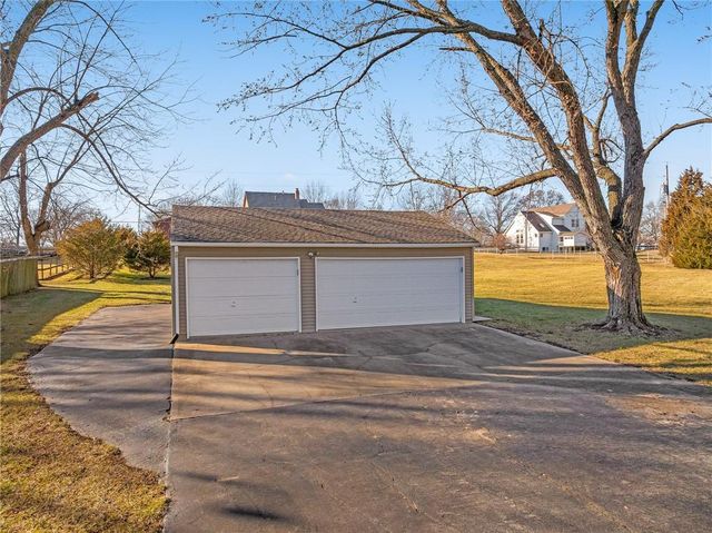 8636 Cedar Niles Road, Lenexa, KS 66227