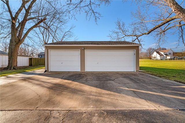 8636 Cedar Niles Road, Lenexa, KS 66227