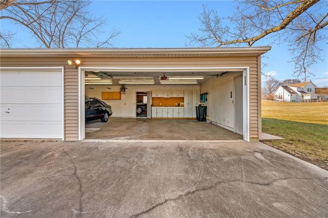 8636 Cedar Niles Road, Lenexa, KS 66227