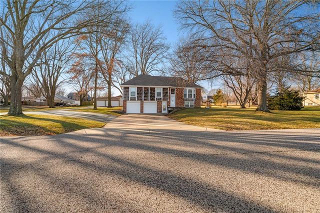 8636 Cedar Niles Road, Lenexa, KS 66227