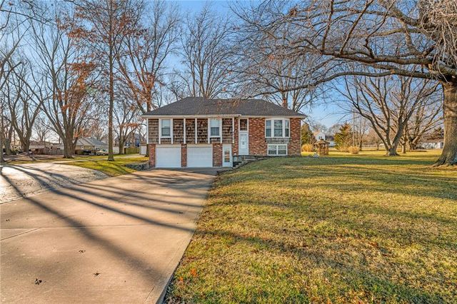 8636 Cedar Niles Road, Lenexa, KS 66227
