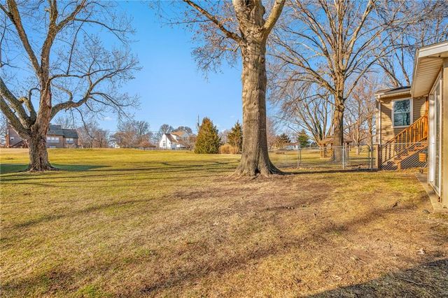 8636 Cedar Niles Road, Lenexa, KS 66227