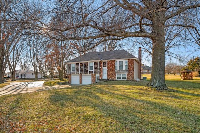 8636 Cedar Niles Road, Lenexa, KS 66227
