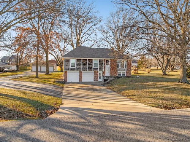 8636 Cedar Niles Road, Lenexa, KS 66227