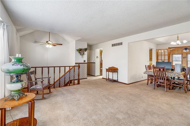 8636 Cedar Niles Road, Lenexa, KS 66227