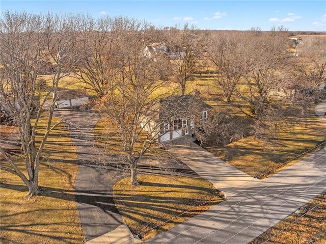 8636 Cedar Niles Road, Lenexa, KS 66227