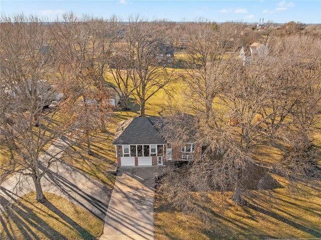 8636 Cedar Niles Road, Lenexa, KS 66227