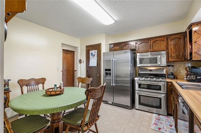 8636 Cedar Niles Road, Lenexa, KS 66227