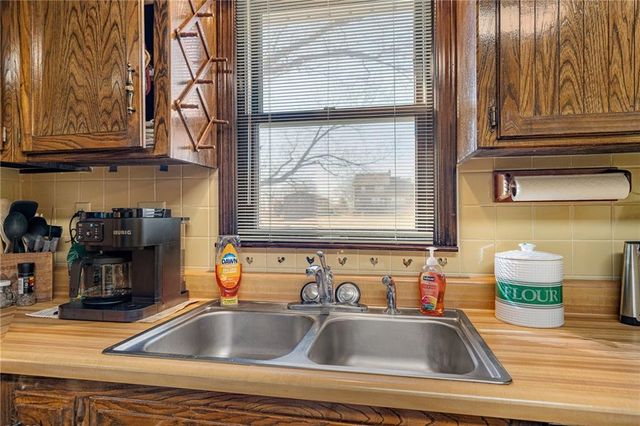 8636 Cedar Niles Road, Lenexa, KS 66227