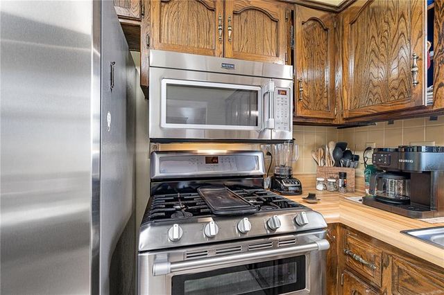 8636 Cedar Niles Road, Lenexa, KS 66227