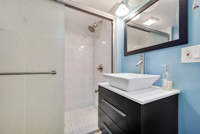 1715 W Thome Avenue, Chicago, IL 60660
