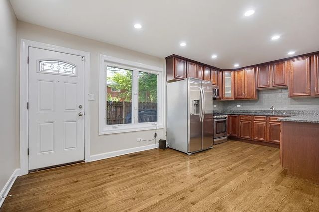 1715 W Thome Avenue, Chicago, IL 60660