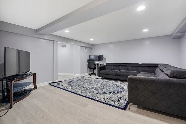 1715 W Thome Avenue, Chicago, IL 60660