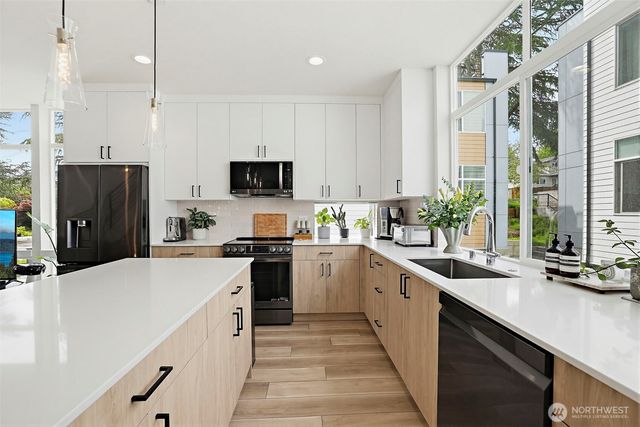 902 N 86th Street, Seattle, WA 98103