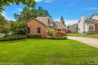 319 Pine Creek Court, Waterford, MI 48327