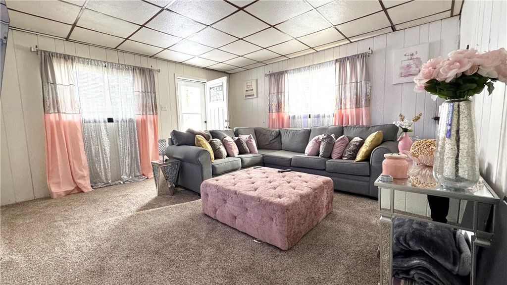 Image 3 of property listing at 1212 Finch St, New Castle, PA 16101