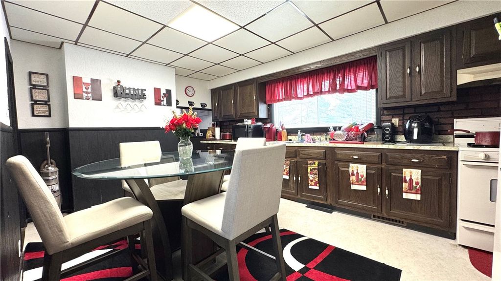 Image 5 of property listing at 1212 Finch St, New Castle, PA 16101